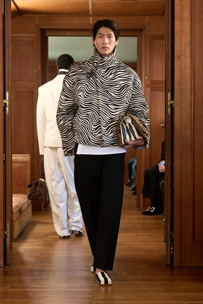 Look 32